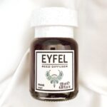 خوشبو کننده هوا ایفل EYFEL مدل آنجل (فرشته،) Angel، خوش بو و معطر بوده و بصورت مایع در ظرف شیشه ای زیبا، به همراه 4 چوب نازک (نی چوبی) ارائه می گردد. این خوشبو کننده، محصول کشور ترکیه است و نام رایحه آن در کشور ترکیه Melek می باشد. خوشبو کننده هوای ایفل EYFEL مدل آنجل (فرشته،) Angel یکی از محبوب ترین خوشبو کننده های مورد استفاده در ایران و ترکیه میباشد که مستقیماً از ترکیه وارد ایران می شود. این خوشبو کننده که ظاهری بسیار زیبا و جذاب دارد، شامل یک ظرف شیشه ای شفاف، دوعدد درپوش و چهار عدد چوب نازک می باشد. داخل ظرف شیشه ای خوشبو کننده EYFEL مدل آنجل (فرشته،)، 110 میلی لیتر مایع خوشبو کننده با رایحه بسیار دلپذیر آنجل (فرشته،) قرار دارد توسط دو عدد درپوش که روی آن قرار گرفته است، محکم شده است.