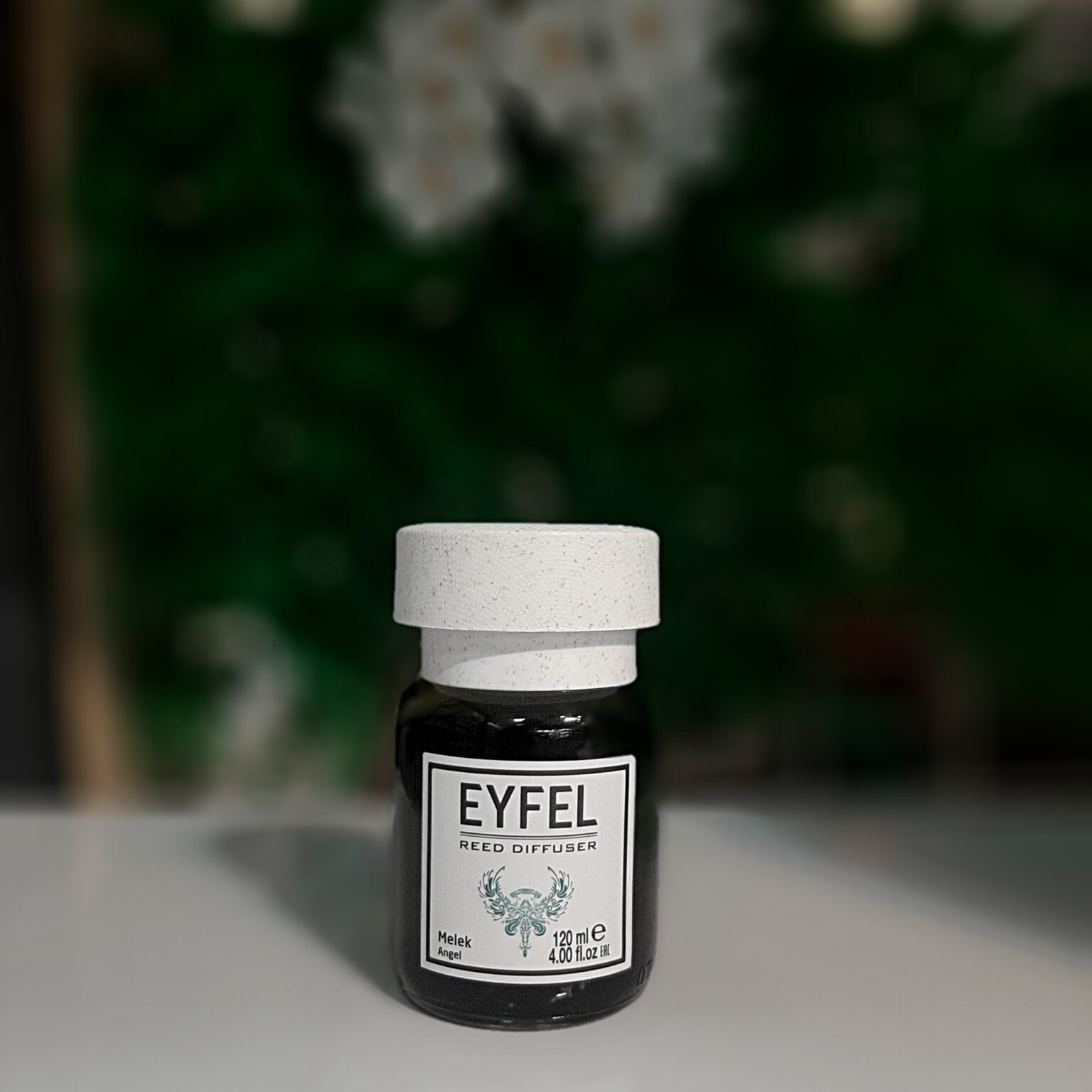 خوشبو کننده هوا ایفل EYFEL مدل آنجل (فرشته،) Angel، خوش بو و معطر بوده و بصورت مایع در ظرف شیشه ای زیبا، به همراه 4 چوب نازک (نی چوبی) ارائه می گردد. این خوشبو کننده، محصول کشور ترکیه است و نام رایحه آن در کشور ترکیه Melek می باشد. خوشبو کننده هوای ایفل EYFEL مدل آنجل (فرشته،) Angel یکی از محبوب ترین خوشبو کننده های مورد استفاده در ایران و ترکیه میباشد که مستقیماً از ترکیه وارد ایران می شود. این خوشبو کننده که ظاهری بسیار زیبا و جذاب دارد، شامل یک ظرف شیشه ای شفاف، دوعدد درپوش و چهار عدد چوب نازک می باشد. داخل ظرف شیشه ای خوشبو کننده EYFEL مدل آنجل (فرشته،)، 110 میلی لیتر مایع خوشبو کننده با رایحه بسیار دلپذیر آنجل (فرشته،) قرار دارد توسط دو عدد درپوش که روی آن قرار گرفته است، محکم شده است.